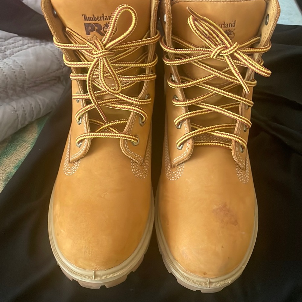 Hi I am selling Women size 9.5 timberland boots